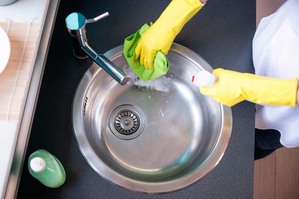 cleaning kitchen sink with vinegar baking soda