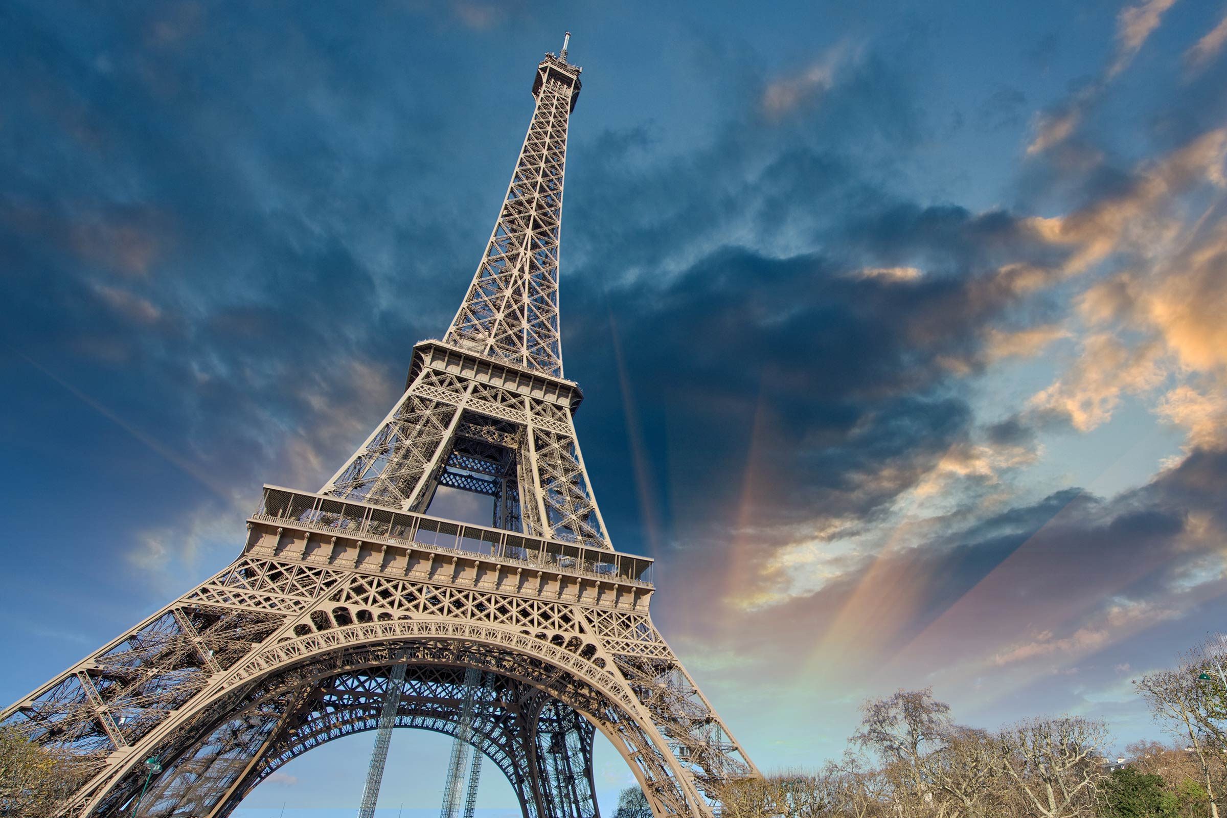 The Eiffel Tower: facts, history, construction, secrets - We Build