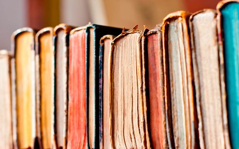 What Is Old Books Smell Like and Why Are We Addicted to It? - BookScouter  Blog