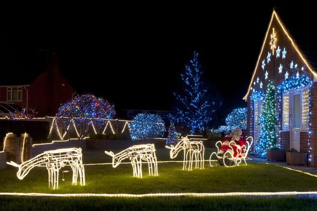 Holiday Lighting Tips For A Cheap But Eye Catching Display Reader S Digest