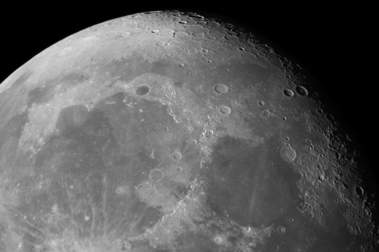 달 표면의 클로즈업.  주요 대상 및 영역 : Mare Serenitatis, Mare Imbrium, Procellarum basin, Archimedes, Cassini, Aristillus, Alpine Valley, Aristoteles, Plato, Eudoxus, Sinus Iridum