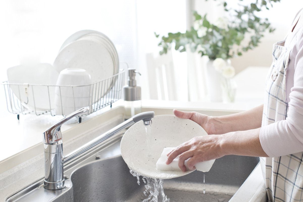 How to Wash Dishes Without Wasting Water