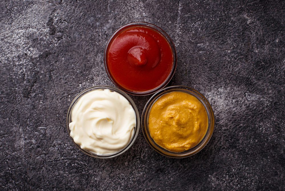 Set de différentes sauces : moutarde, ketchup, mayonnaise. Top view