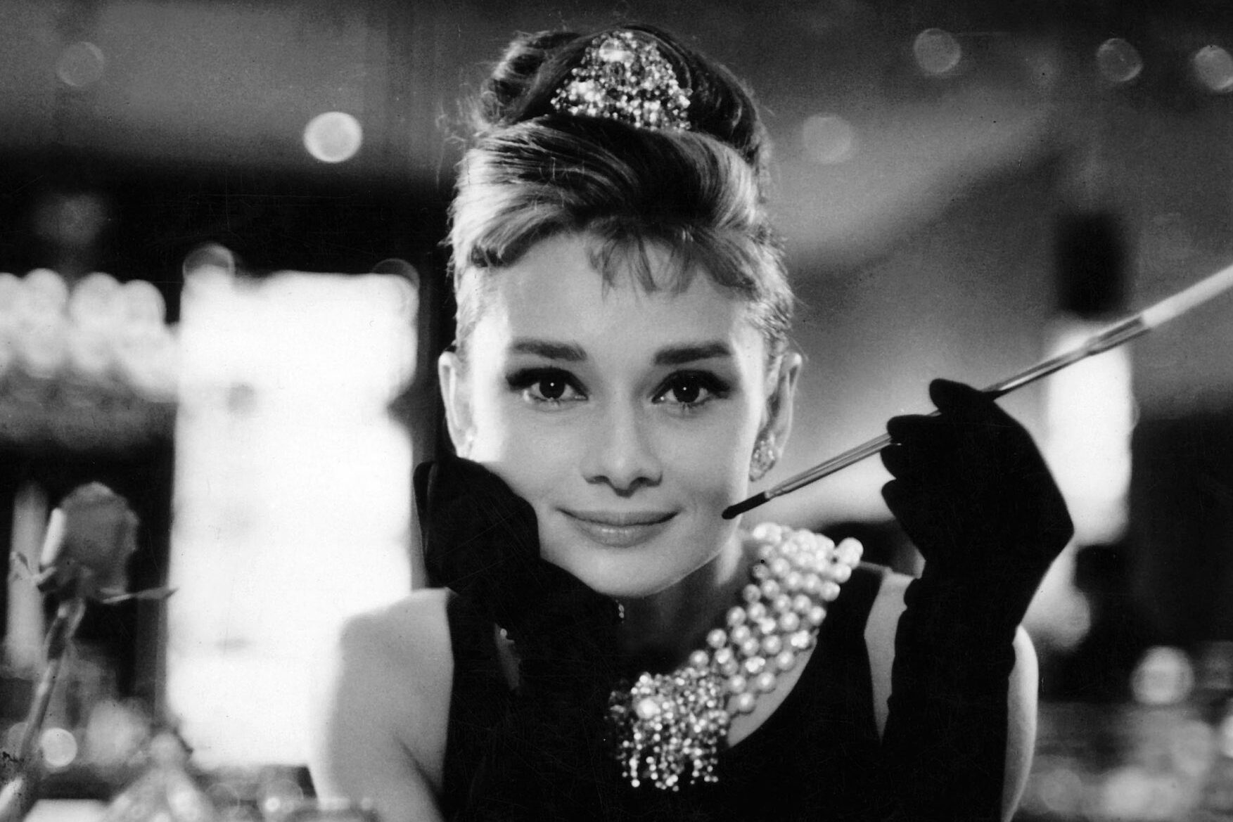 Editorial use only. No book cover usage. Mandatory Credit: Photo by Howell Conant/Paramount/Kobal/Shutterstock (5886249bh) Audrey Hepburn Breakfast At Tiffany's - 1961 Director: Blake Edwards Paramount USA Film Portrait Comedy Breakfast At Tiffanys Diamants sur canapé