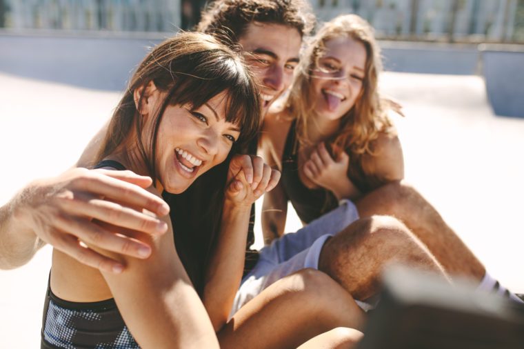 Selfie 야외 포즈 친구의 그룹입니다.  웃는 여자 친구와 야외에서 놀고있는 동안 selfies를 복용.