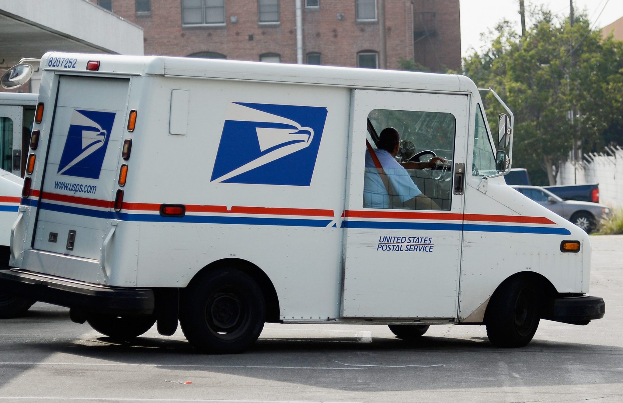 Here's What You're Legally Allowed to Gift Your Mail Carrier Reader's