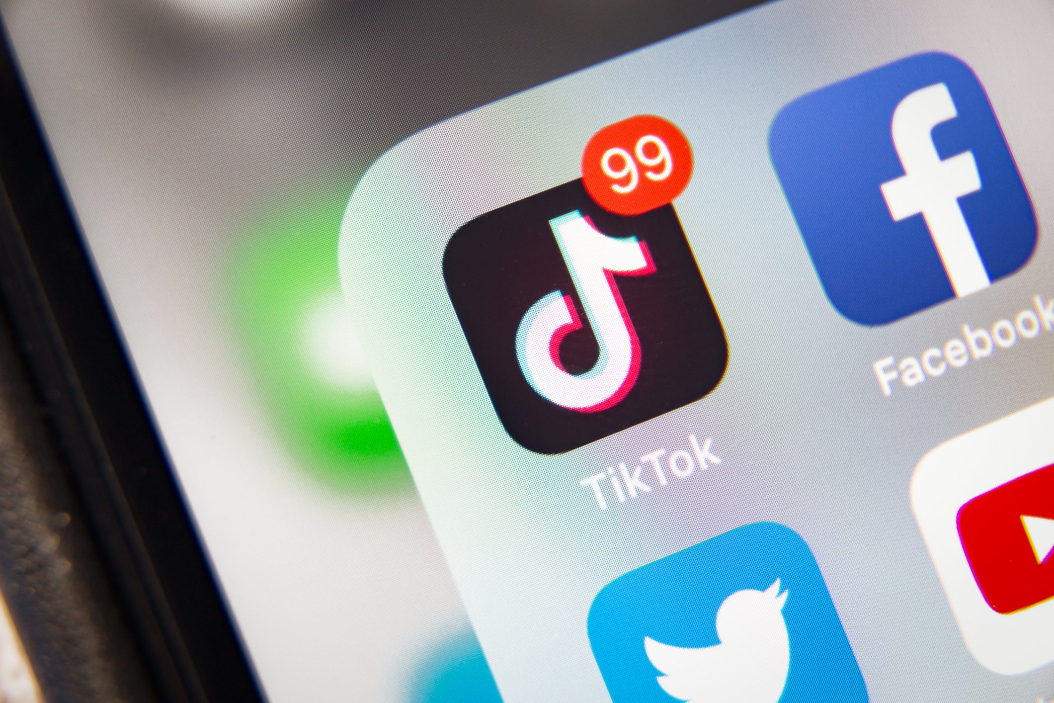 Apple iPhone XR 화면의 TikTok 및 Facebook
애플리케이션