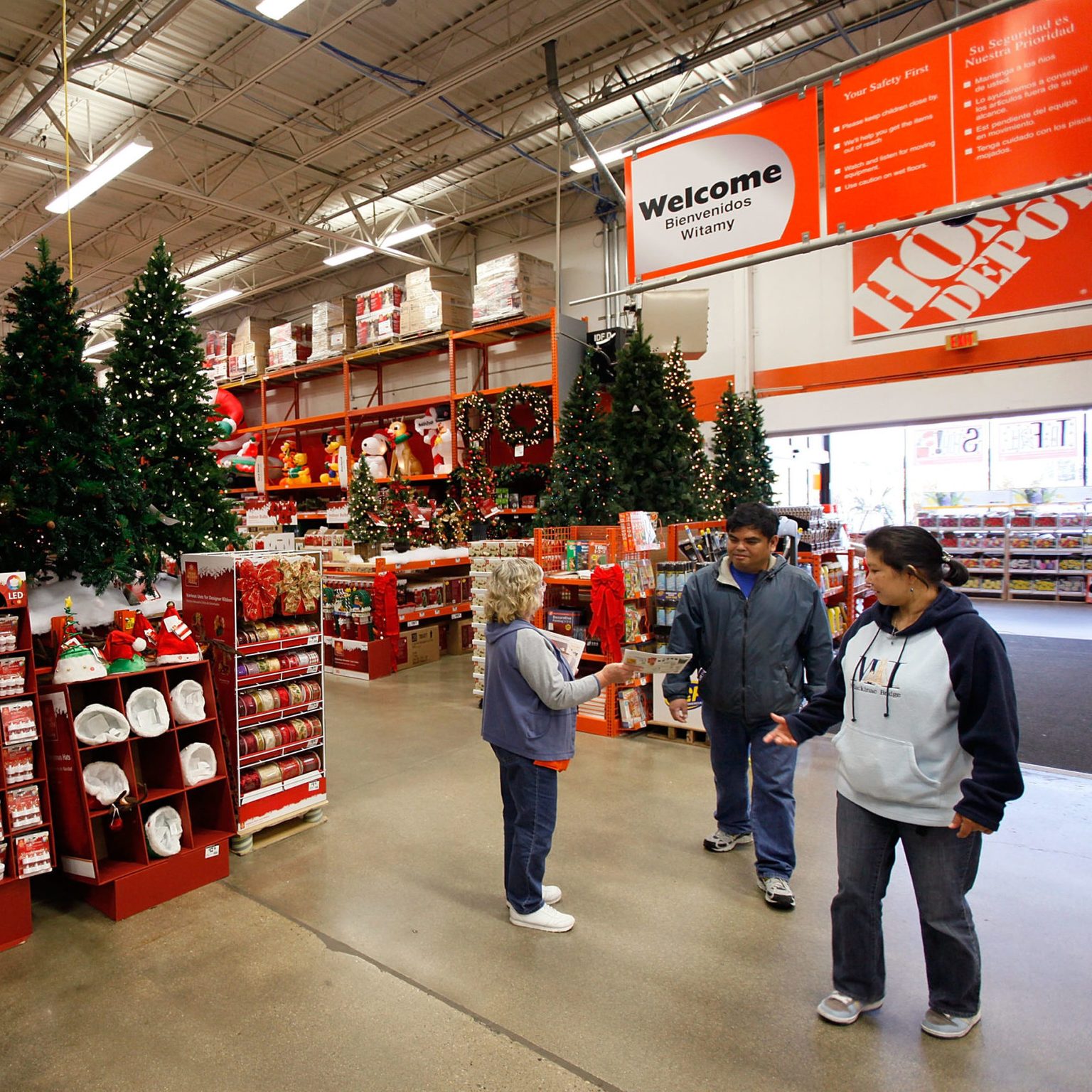 Holiday Decorations You Can Buy at Home Depot | Reader's Digest