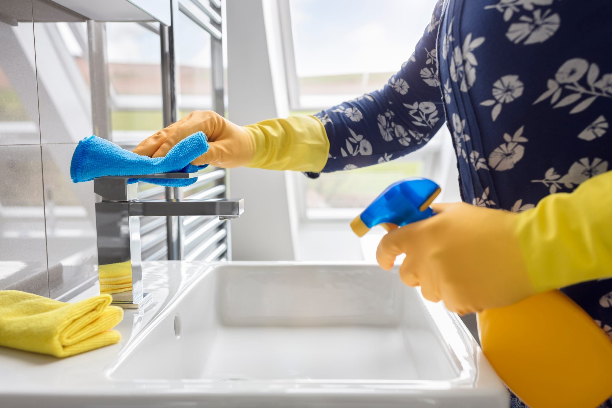 How to clean a bathroom before moving in