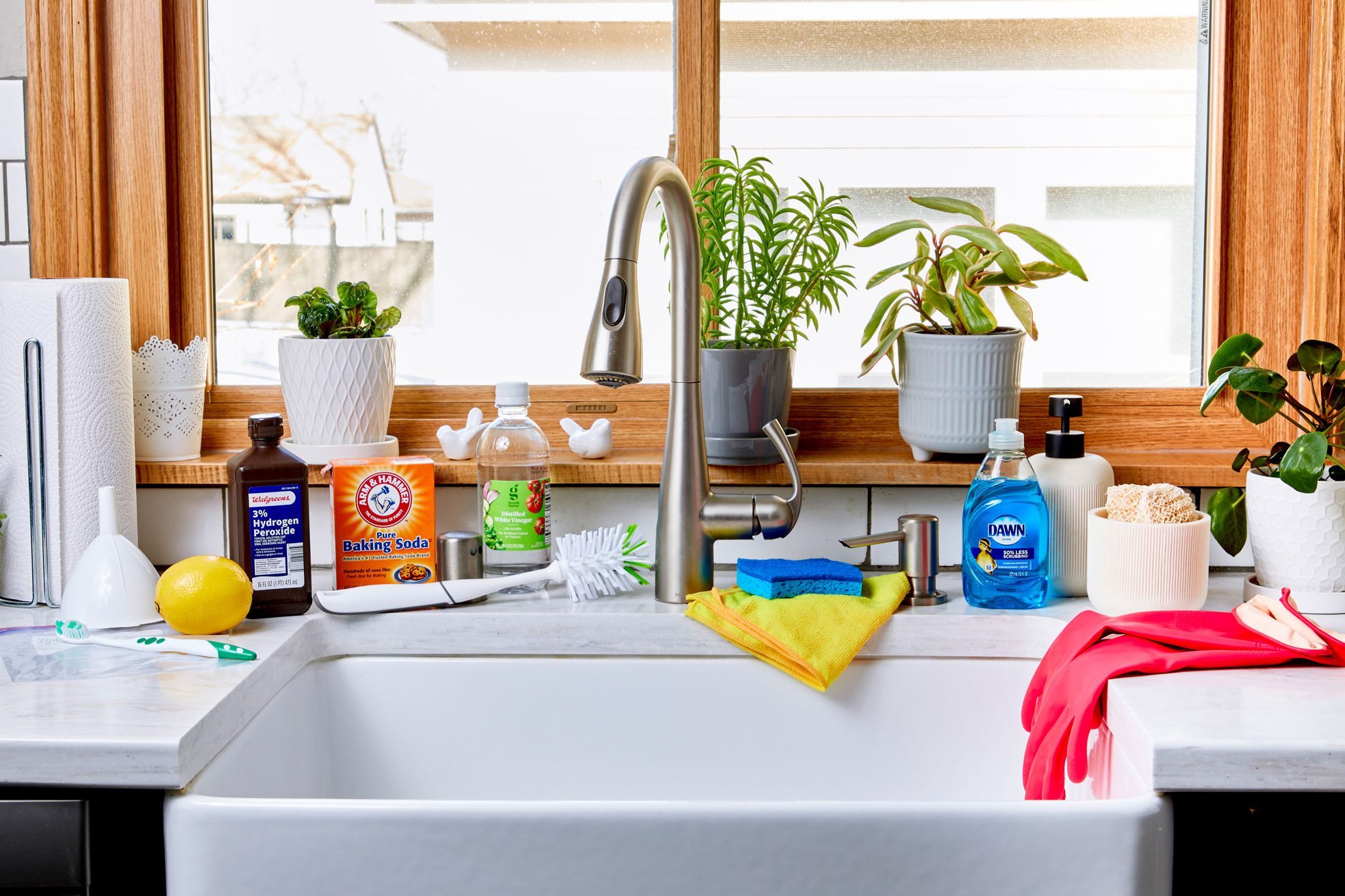How To Unclog A Kitchen Sink With Baking Soda & Vinegar