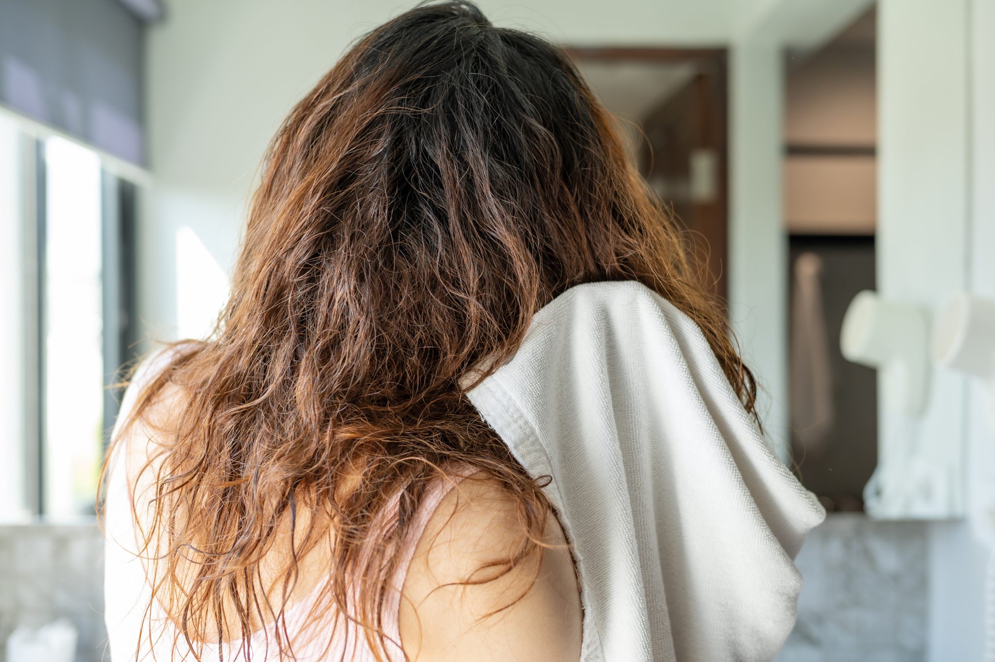 Is It Bad to Sleep with Wet Hair? 7 Scary Things That Could Happen