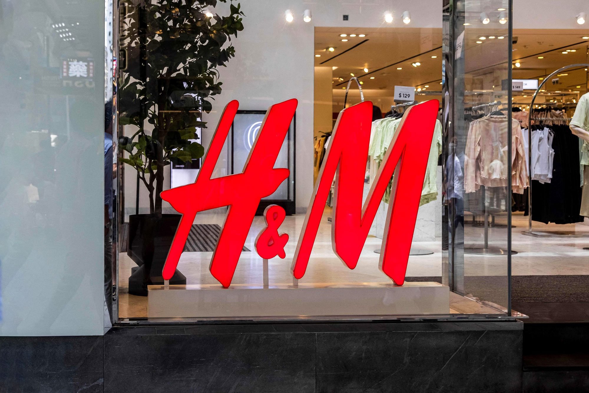 H&M in U-turn over online returns fee in store