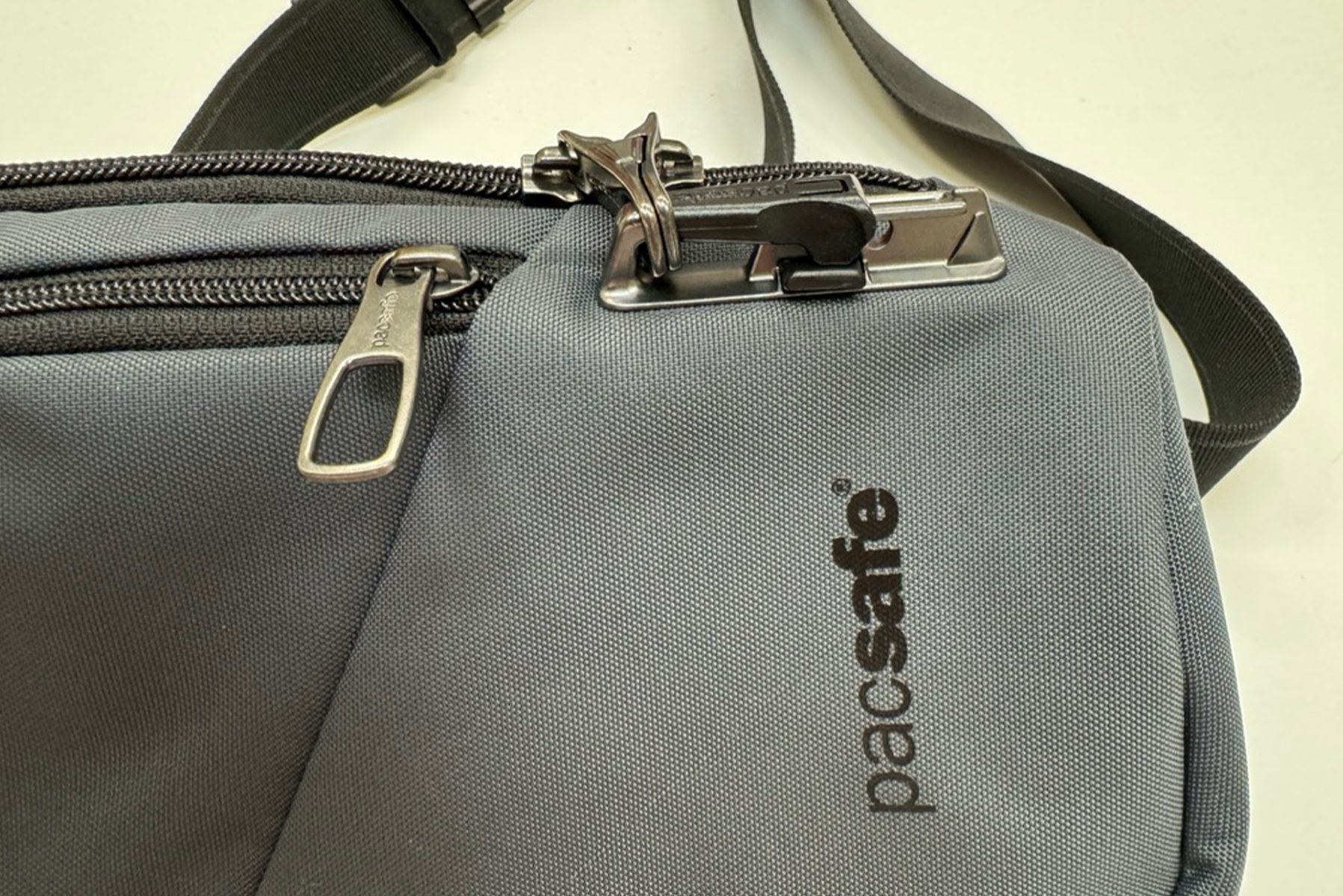 Packsafe Sling Pack Locking Zipper Mechanism Ssedit